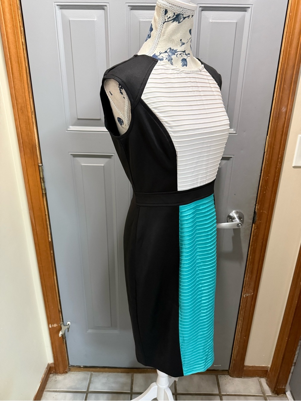 London Times Black Sheath Dress with White Bodice and Teal Front Panel